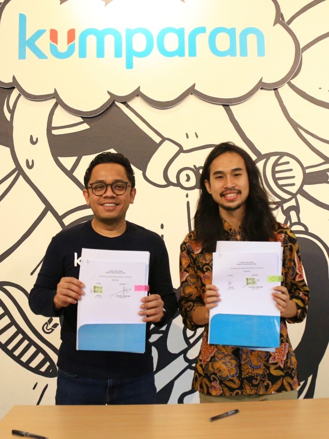 CEO kumparan, Hugo Diba (kiri) dan Co-Founder Kitabisa.com Vikra Ijas menunjukkan dokumen kerja sama di Kantor kumparan, Jakarta Selatan.  Foto: Dicky Adam Sidiq/kumparan 