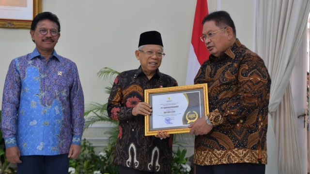 Wakil Presiden Maruf Amin (Tengah), menyerahkan penghargaan kepada Direktur Utama PT Taspen (Persero), Iqbal Latanro (kanan). Foto: Dok. PT Taspen 