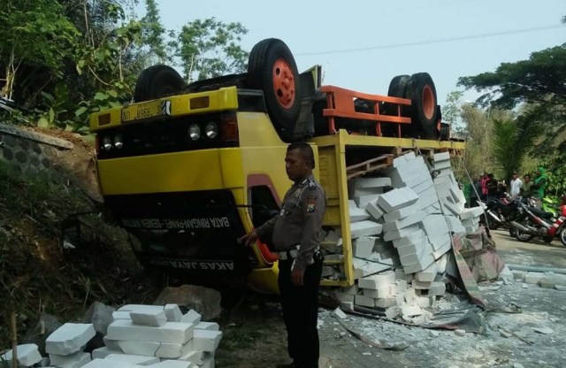 Truk Bermuatan Batu Bata Terbalik di Ngawi karena Tak Kuat Menanjak