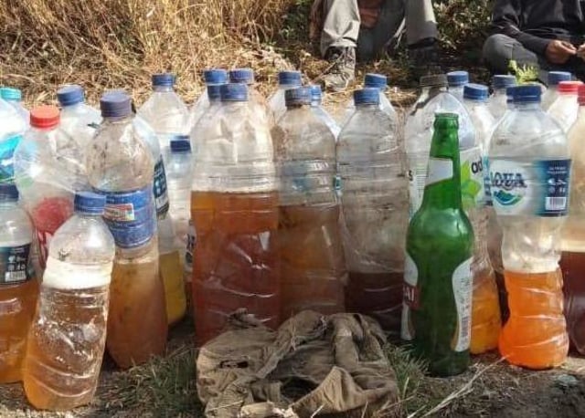 Petugas dan volunter TNGMb merbersihkan sampah dan puluhan botol bekas air mineral berisi air seni pendaki. Foto: Radit, TNGMb