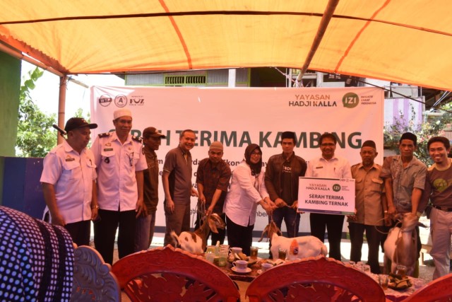 IZI bekerja sama dengan Yayasan Hadji Kalla resmikan bantuan ternak kambing untuk duafa di Dusun Borong Bulo, Desa Paranglompoa, Kecamatan Bonto Lempangang, Kabupaten Gowa, Sulawesi Selatan. Dok. IZI