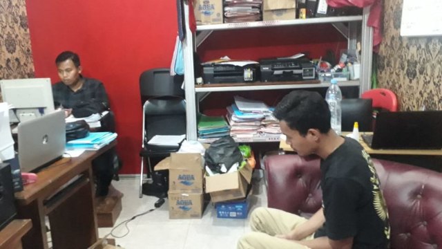 YouTuber Iyus Sinting (kanan) saat diperiksa di ruang Unit PPA Satreskrim Polres Kendal. Foto: Dok. Polres Kendal