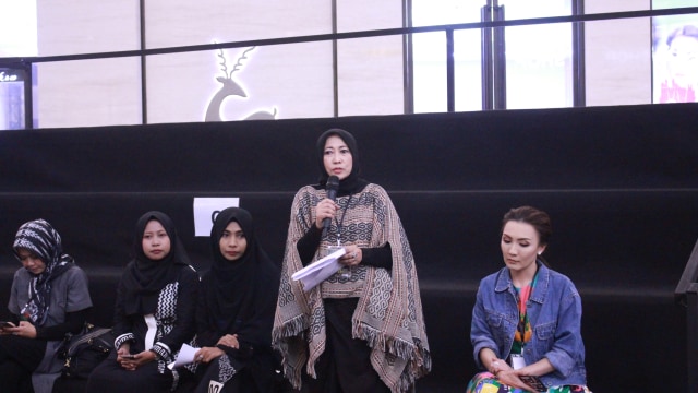 ﻿﻿Hendri Budiman (Berdiri) sedang menjelaskan tentang sustainable fashion. Foto: ayu