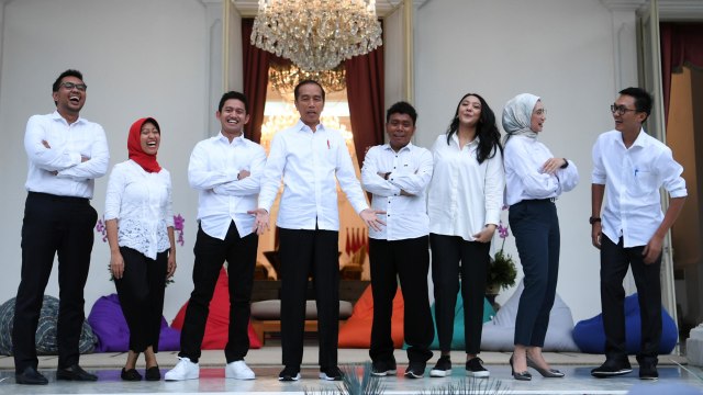 Presiden Joko Widodo bersama staf khusus yang baru dari kalangan milenial ketika diperkenalkan di halaman tengah Istana Merdeka Jakarta, Kamis (21/11).  Foto: ANTARA FOTO/Wahyu Putro