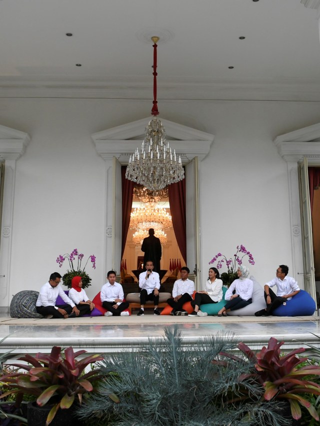 Presiden Joko Widodo (tenga) bersama staf khusus yang baru dari kalangan milenial ketika diperkenalkan di halaman tengah Istana Merdeka Jakarta, Kamis (21/11).  Foto: ANTARA FOTO/Wahyu Putro