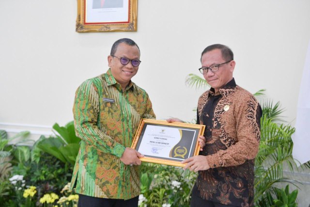 Penyerahan penghargaan oleh Ketua KIP kepada Sekjen KY di Istana Wakil Presiden, Kamis (21/11)
