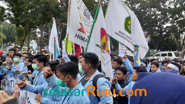 PARA mahasiswa Universitas Riau saat berunjuk rasa di depan Kantor DPRD Riau. 