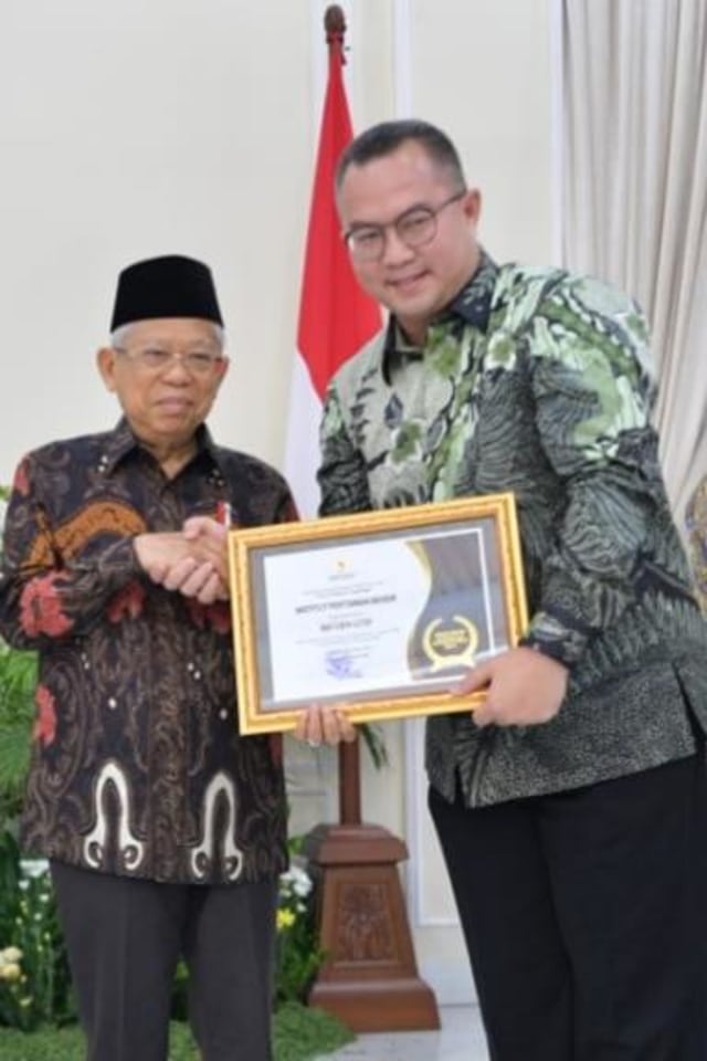 Wakil Presiden Ma'ruf Amin menyerahkan penghargaan kepada Rektor IPB Prof Dr Arif Satria di Istana Wakil Presiden Republik Indonesia (RI), Kamis (21/11). Foto: Dok. IPB