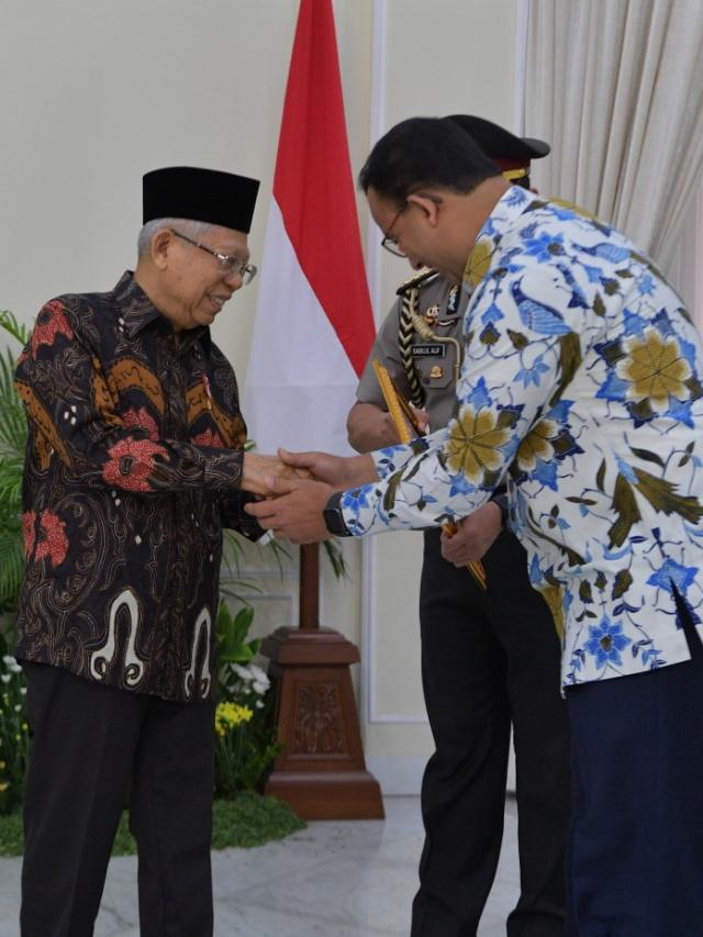 Wakil Presiden RI, Ma'ruf Amin bersalaman dengan Gubernur DKI Jakarta Anies Baswedan di Istana Wakil Presiden Kamis (21/11). Foto: Dok. PPID Jakarta