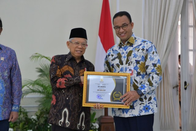 Wakil Presiden RI, Ma'ruf Amin memberikan anugerah penghargaan kepada Gubernur DKI Jakarta Anies Baswedan di Istana Wakil Presiden Kamis (21/11). Foto: Dok. PPID Jakarta