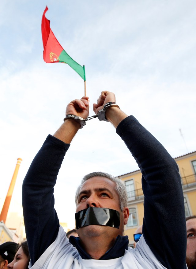 Polisi Portugal demo meminta kenaikan gaji. Foto:  RAFAEL MARCHANTE/Reuters