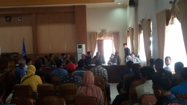 Rapat dengar pendapat di ruang rapat umum kantor DPRD Kabupaten Dompu. Foto: Ardyan/Info Dompu