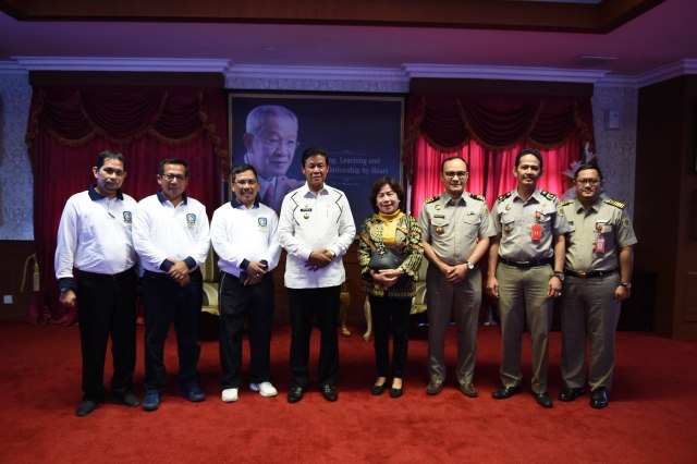 Plt. Gubernur Kepri H Isdianto menerima kunjungan Kepala Kanwil BPN Kepri Asnawati beserta sejumlah rombongan. Foto : Istimewa