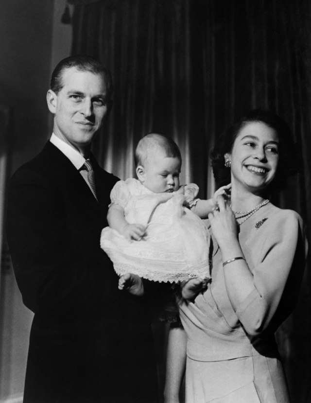 72 Tahun Menikah, Ini Potret Mesra Ratu Elizabeth II & Pangeran Philip (267643)