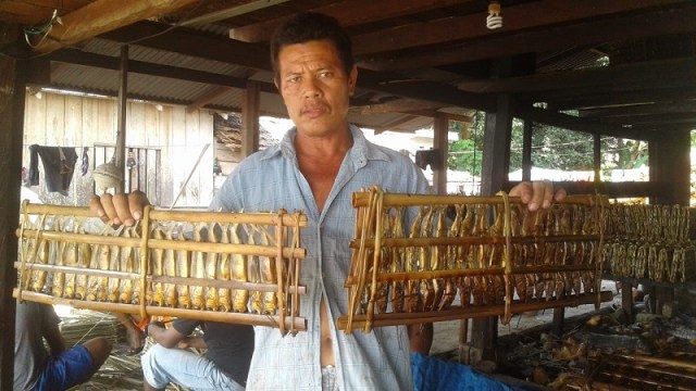 Cumbes, saat memperlihatkan hasil pengasapan Ikan Roa di tempat usahanya Desa Ampibabo Utara, Kecamatan Ampibabo, Kabupaten Parigi Moutong, Sulawesi Tengah. Foto: Intan/PaluPoso