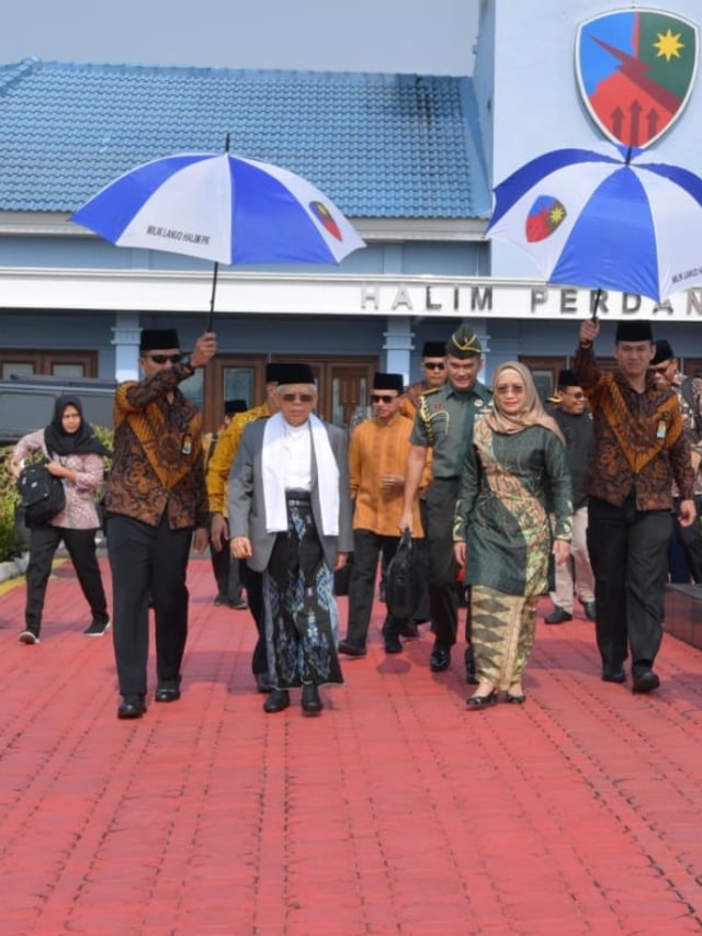 Wakil Presiden Ma'ruf Amin (kedua kiri) sebelum kunjungan kerja ke Cirebon resmikan pembukaan Festival Tajug 2019. Foto: Kevin S. Kurnianto/kumparan 