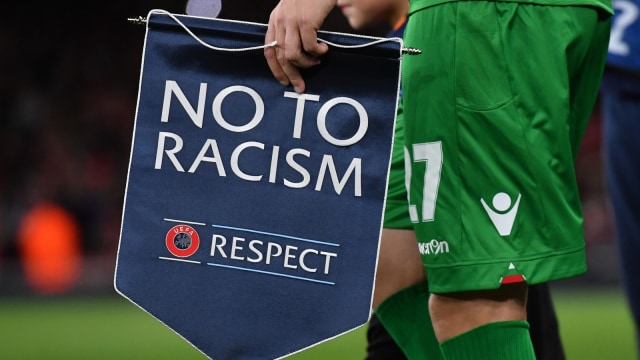 Pesan anti-rasialisme UEFA. Foto: AFP/Ben Stansall