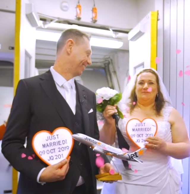 David Valliant dan kekasihnya Cathy yang menikah di pesawat Jetstar Foto: Dok. Facebook/Jetstar Australia