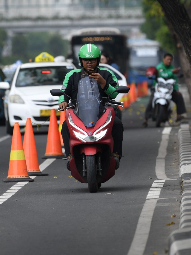 Sejumlah pengendara sepeda motor melanggar jalur sepeda di Jalan MH Thamrin, Jakarta, Jumat (22/11).  Foto: ANTARA FOTO/Aditya Pradana Putra
