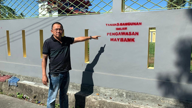 Anggota DPRD Provinsi Sulawesi Utara, Wenny Lumentut menunjukkan stempel penyitaan properti miliknya oleh MayBank