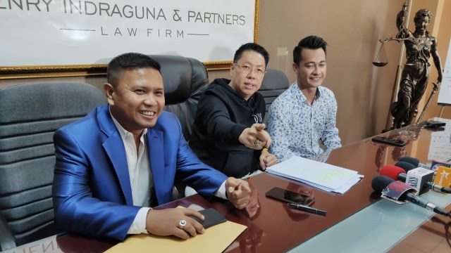 Eza Gionino bersama kuasa hukum