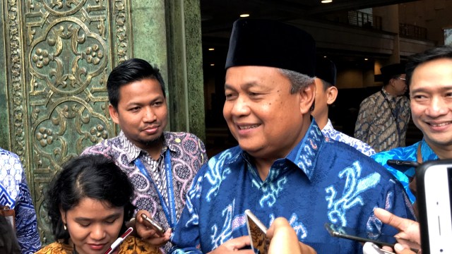 Gubernur Bank Indonesia, Perry Warjiyo Usai Shalat Jumat di Masjid BI, Jakarta, Jumat (22/11). Foto: Abdul Latif/kumparan