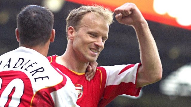 Dennis Bergkamp saat berseragam Arsenal. Foto: AFP