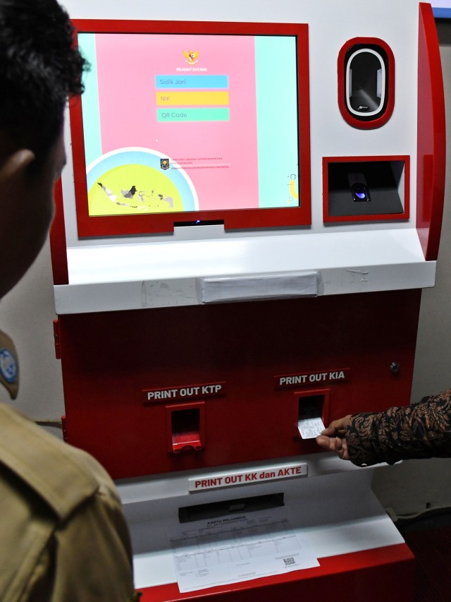 Petugas mempraktikkan proses pencetakan kartu identitas anak melalui mesin Anjungan Dukcapil Mandiri di Jakarta, Jumat (22/11/2019).  Foto: ANTARA FOTO/Aditya Pradana Putra