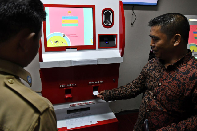 Foto: Melihat Wujud Mesin Pencetak e-KTP, Anjungan Dukcapil Mandiri