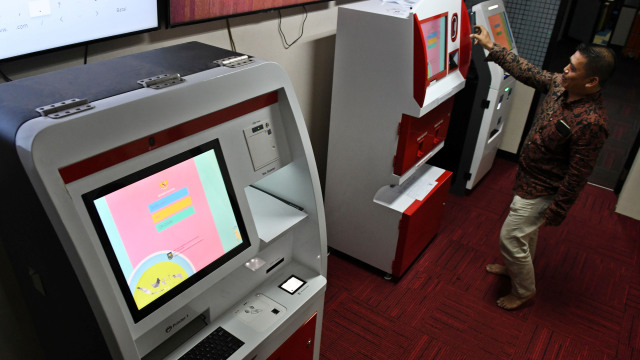 Petugas menunjukkan mesin pencetakan kartu identitas anak melalui mesin Anjungan Dukcapil Mandiri di Jakarta, Jumat (22/11/2019).  Foto: ANTARA FOTO/Aditya Pradana Putra