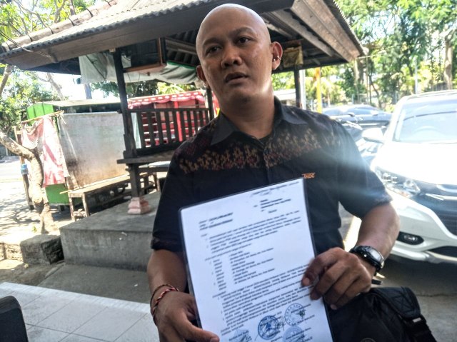 Kadek Rino Chistian Dani , sopir taksi online yang membuat laporan ke Polsek Kuta (kanalbali/KR14)