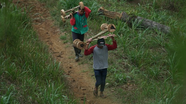 Peserta balap tengah menggotong Kadaplak mereka ke atas bukit (Foto-foto: Ananda Gabriel)