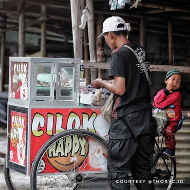 Agung saat berjualan dengan anaknya. Sumber foto : @thoryc.id. (Tara Wahyu)