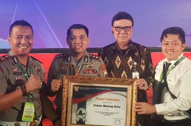 Kapolres Malang Kota AKBP Dony Alexander (dua dari kiri) saat meraih penghargaan dari Menteri PAN RB Tjahyo Kumolo (dua dari kanan). Foto: dokumen.