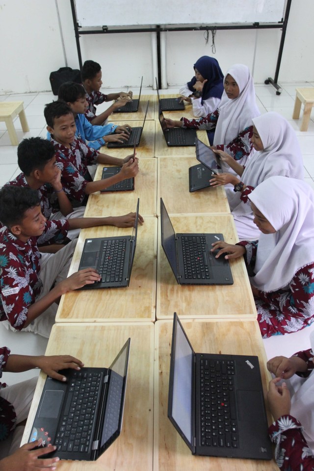 Sejumlah murid mempelajari penggunaan laptop di Sekolah Rakyat Ancol, Jakarta Utara. Foto: Irfan Adi Saputra/kumparan