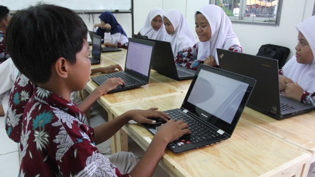 Sejumlah murid mempelajari penggunaan laptop. Foto: Irfan Adi Saputra/kumparan