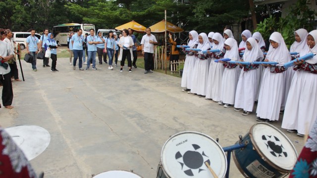 Sejumlah murid menyambut kehadiran pihak Lenovo dan Foodbank of Indonesia di Sekolah Rakyat Ancol, Jakarta Utara. Foto: Irfan Adi Saputra/kumparan