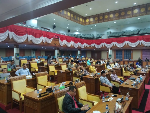 Anggota DPRD Kota Batam mengikuti Rapat Paripurna terkait Hasil Pembahasan Tim Banggar atas RAPBD Kota Batam TA - 2020. Foto : Istimewa