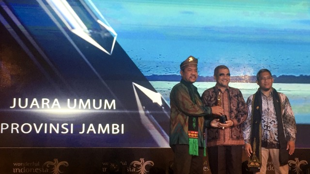 Jambi diwakili Ujang Hariadi (tengah), Kepala Dinas Pariwisata dan Kebudayaan Provinsi Jambi. Foto: Helinsa Rasputri/kumparan
