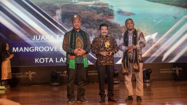 Wali Kota Langsa menerima penghargaan sebagai juara favorit, didamping Muhammad Syafaat dan Guntur Sakti.
 Foto: Helinsa Rasputri/kumparan
