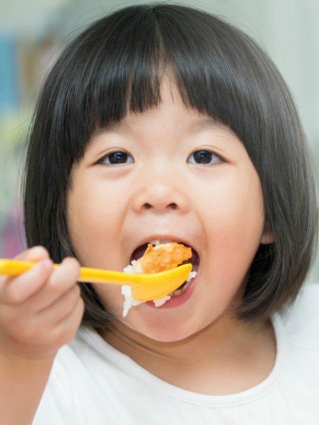 Ilustrasi balita makan pakai sendok. Foto: Shutterstock