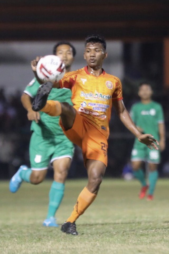Assanul Rijal (oranye) pemain Persiraja Banda Aceh mengontrol bola dalam laga kandang babak penyisihan Liga 2 2019 di Stadion H Dimurthala. Foto: Suparta/acehkini