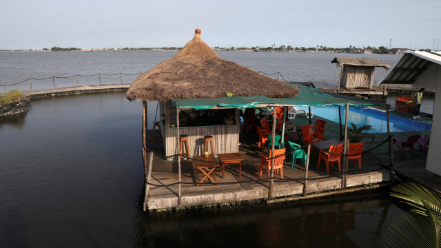 Pulau terapung L'ile Flottante di Pantai Gading