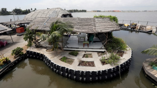 Pulau terapung yang terbuat dari 700.000 sampah plastik. Foto: REUTERS/Luc Gnago