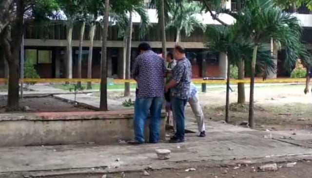 Polisi memasang garis polisi pasca bentrokan antar mahasiswa Nomensen. Foto : SumutNews