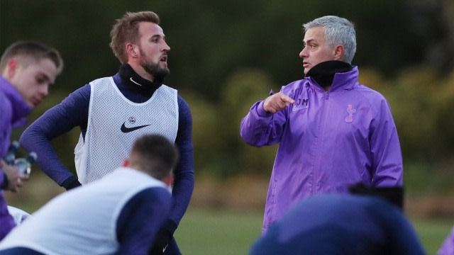 Mourinho memberi instruksi kepada Harry Kane di sesi latihan perdana. Foto: THFC