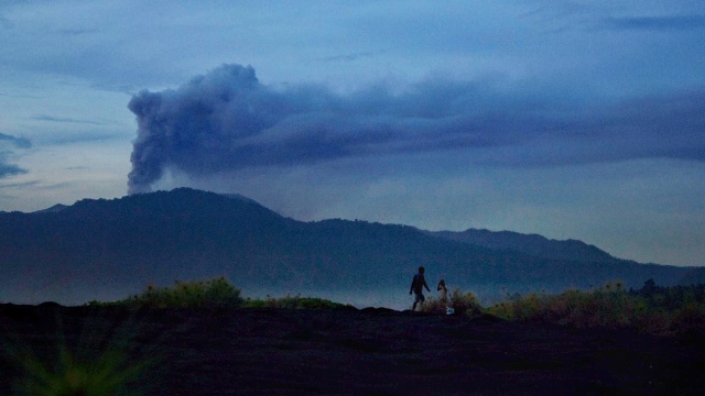 Gunung Dukono di Halmahera Utara, Maluku Utara, yang terus mengeluarkan abu vulkanik. Foto: Faris Bobero/cermat