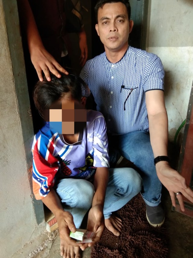 Pelaku DN saat berhasil diamankan petugas dari Satres Narkoba Bangka Selatan.