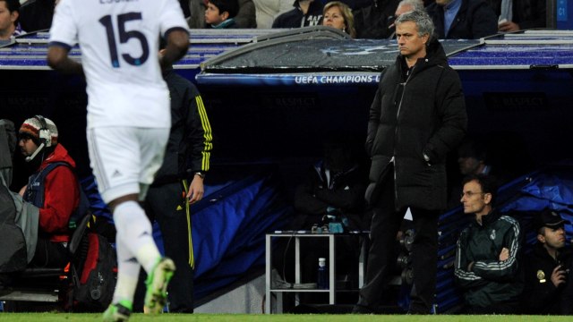 Jose Mourinho di pinggir lapangan saat melatih Real Madrid. Foto: CURTO DE LA TORRE / AFP