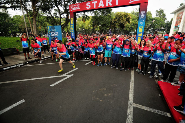 Ratusan peserta bersiap di garis start Jabar Fun Run 5K 2019 di Balai Kota Bandung. (Humas Pemkot Bandung)